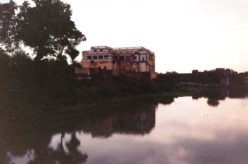 A strange place: the combined residence and office of the director of the livestock improvement station in Hissar, west of Delhi. The projec