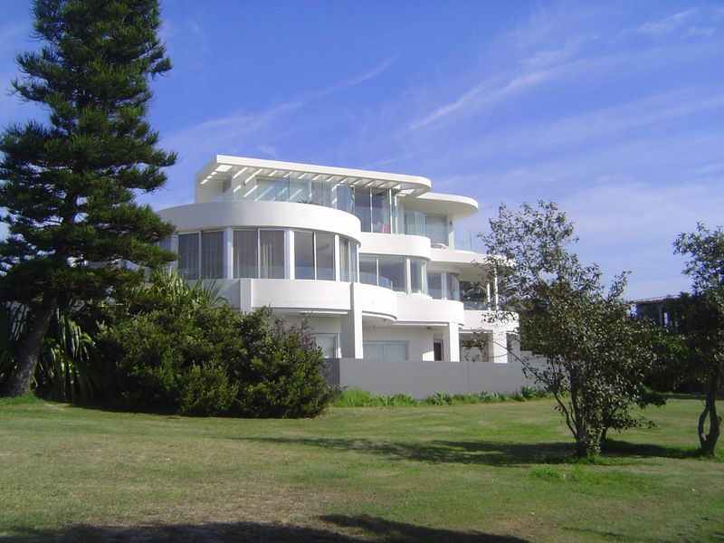 Some of the houses are palatial. This one is at the end of Weonga Road, one of many stubs dead-ending at the cliff.