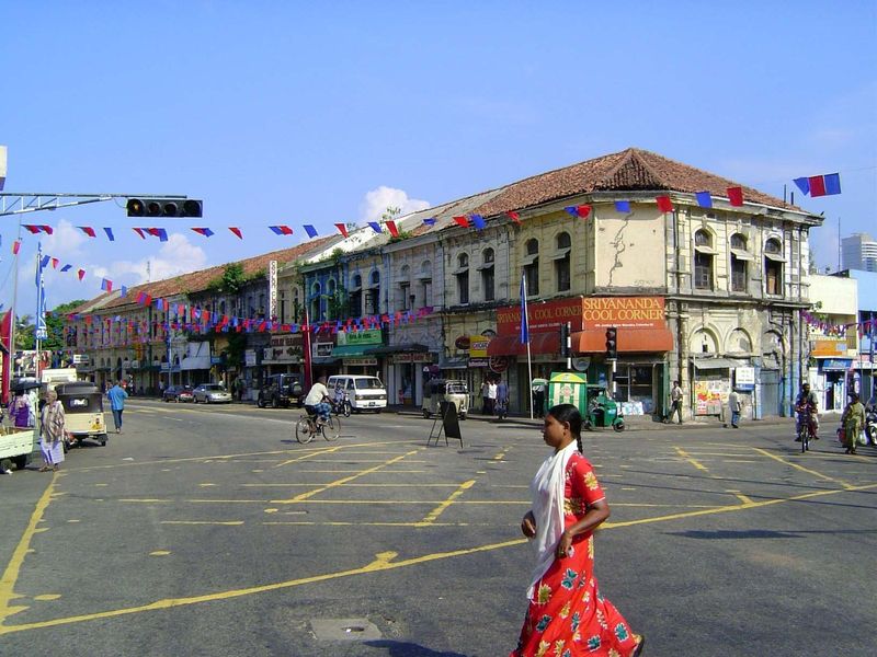 Most of the city's commercial neighborhoods are far less upscale. Here: a main street on Slave Island.