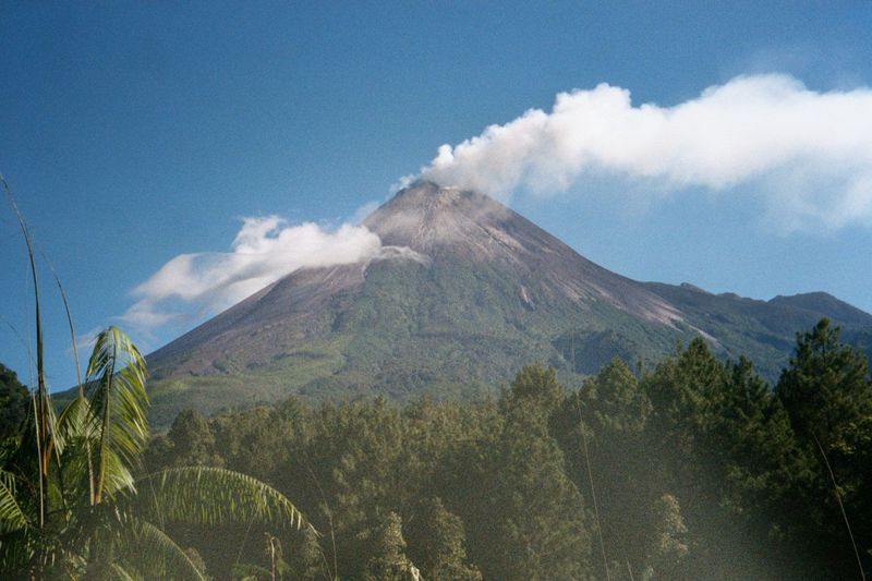 They do get you close enough to see the mountain in some detail, not only with steam but with clear evidence, especially on the left, of rec