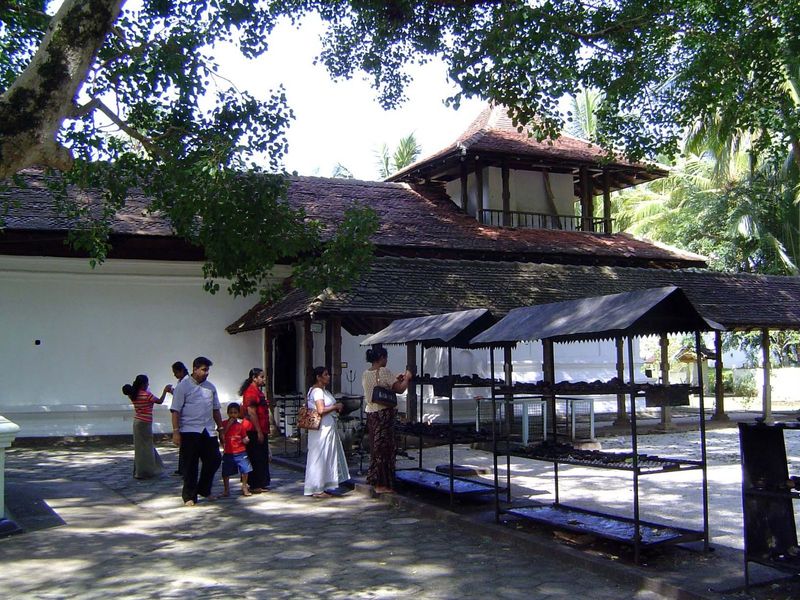 Like the Natha Devale, the Maha Devale has a peaked roof of clay tiles. The balcony is purely decorative and is in fact inaccessible.