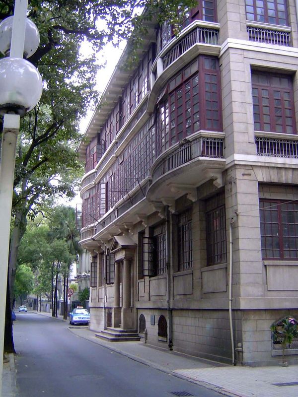 Lots of windows to catch some breeze: this is Pallonjee House, former HSBC staff quarters. The name Pallonjee is Parsee—Parsees had been ear