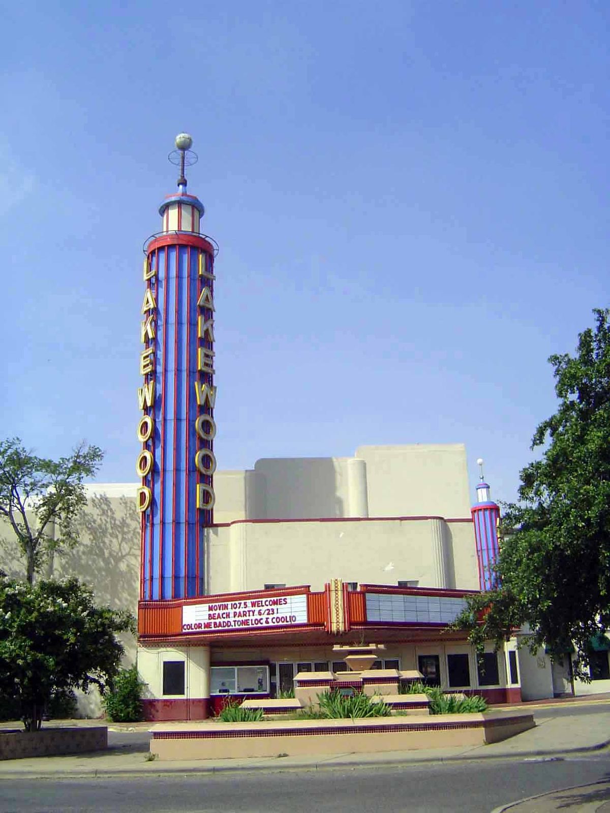 Part of the Lakewood Center, this theater was commissioned in 1938 by the owner of downtown's Majestic Theater.