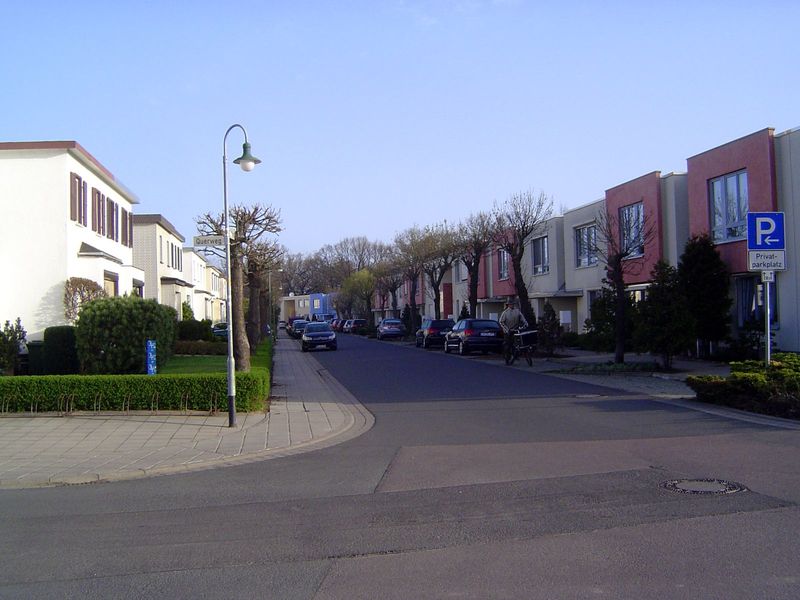 Most of the houses of Törten lie on one of three concentric quarter-circles called simply Kleinring, Mittelring, and Grossering. All three a