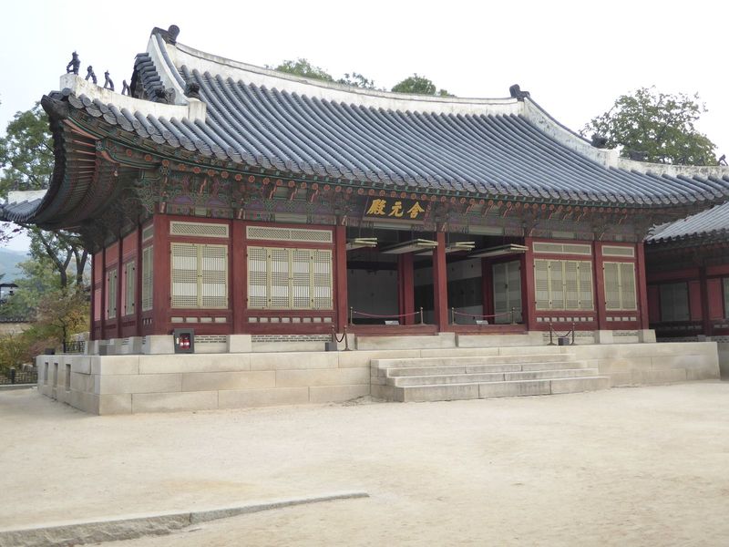 You may have noticed the stylized figures near the ends of the roof ridges. They have a name, of course: chapsang.