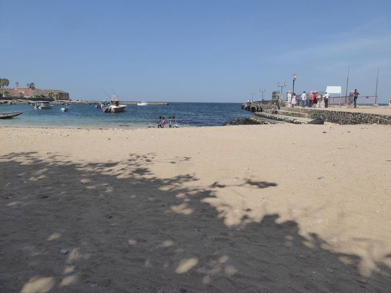 A line begins to form for the ferry.
