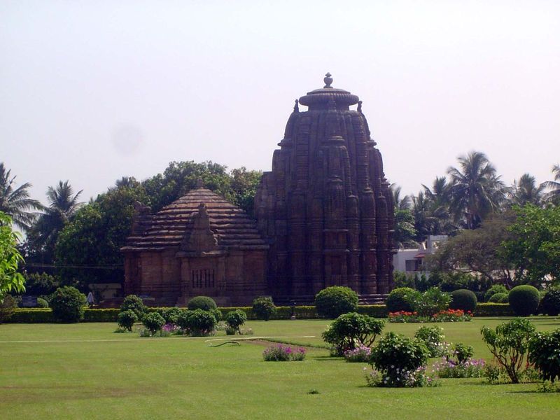 A third temple, the Rajarani Temple. It's from the 11th century, and from the placement of its projections the tower appears cylindrical, no