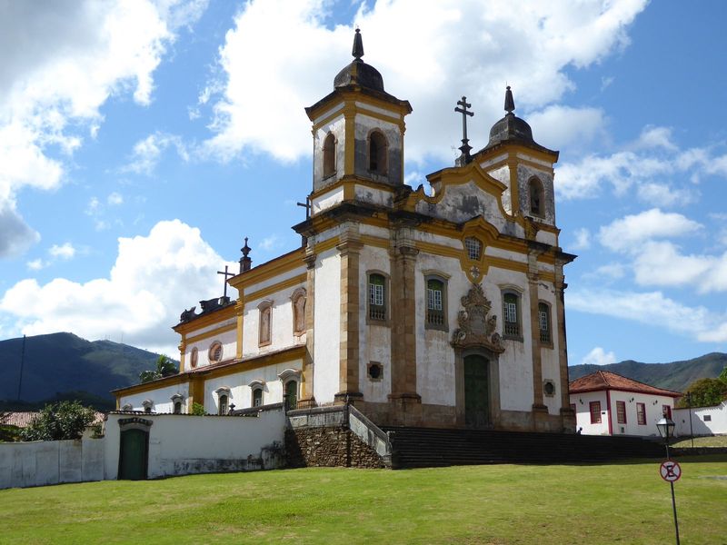 Smith writes that the architects of Minas copied the churches of northern Portugal with minimal deviation.