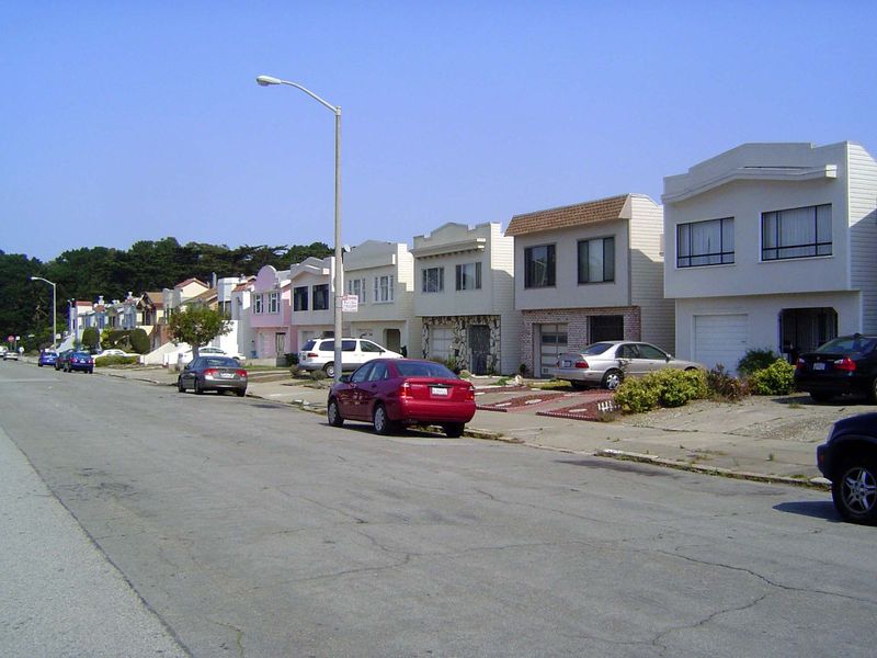 Here's the more typical housing stock. It's the Sunset District, the name a marketing-man's willful delusion. Better to call it the Fog Dist