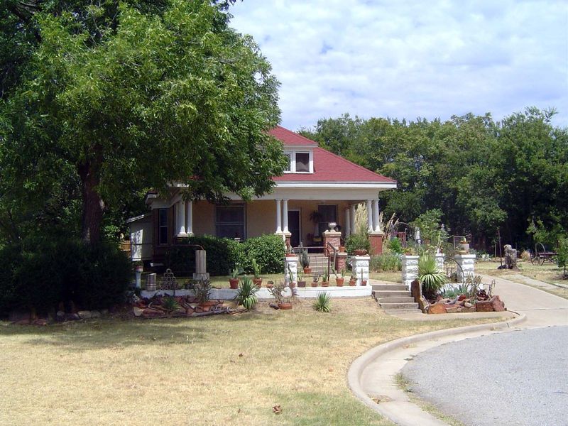 Another survivor near the medical center: 615 NE 5th, built in 1920 and sold in 1998 for $10,000.