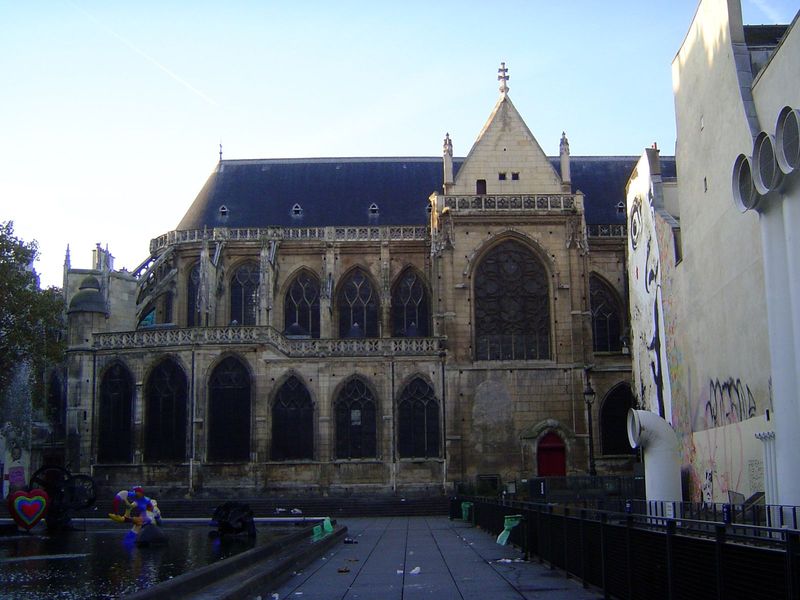 A closer view of the southern side of the nave and its transept. Viollet-le-Duc hated this church and called it "A Gothic skeleton clad in R