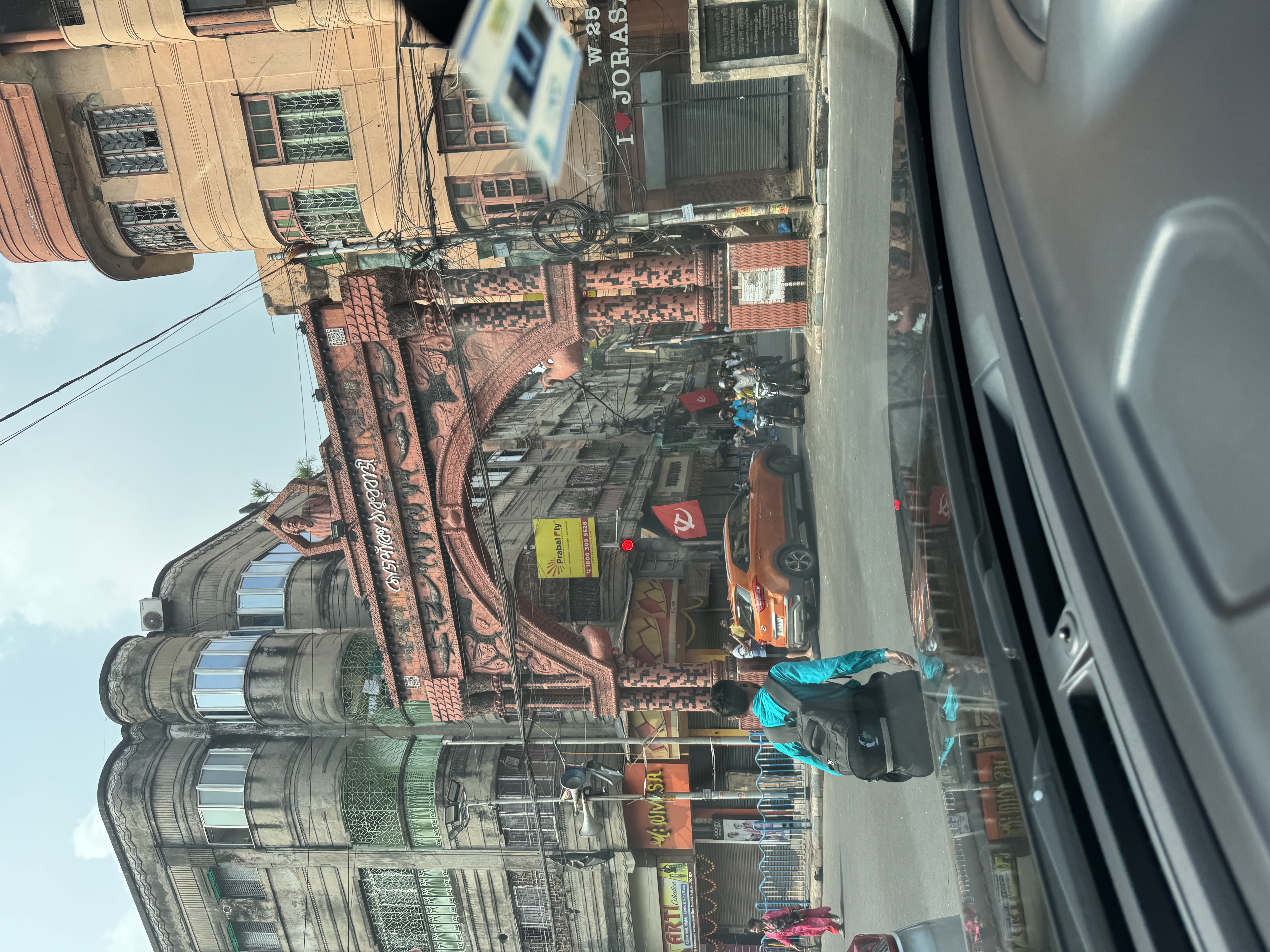 Aha, a fancy arch leads off Chittaranjan Avenue, alias Central Avenue, into Madan Chatterjee Lane.  Is the arch venerable?  Try 2006.  It's 