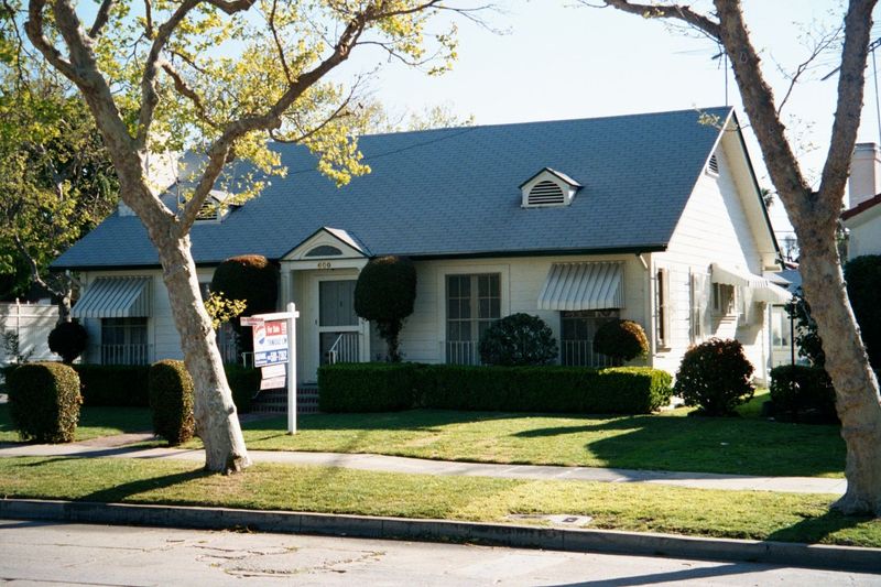 We've forgotten the people! Tut, tut. In the flatlands north of Wilshire, this house at 800 North Mansfield sold in 2002 for $550,000.