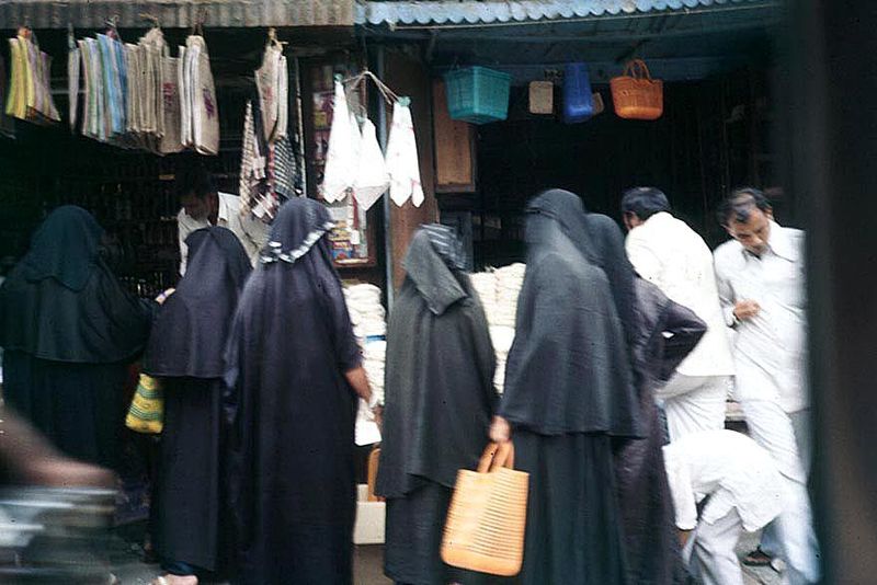 Hyderabad still has a Muslim minority, and they're strongly concentrated in the vicinity of the Char Minar. A sight like this, with women in