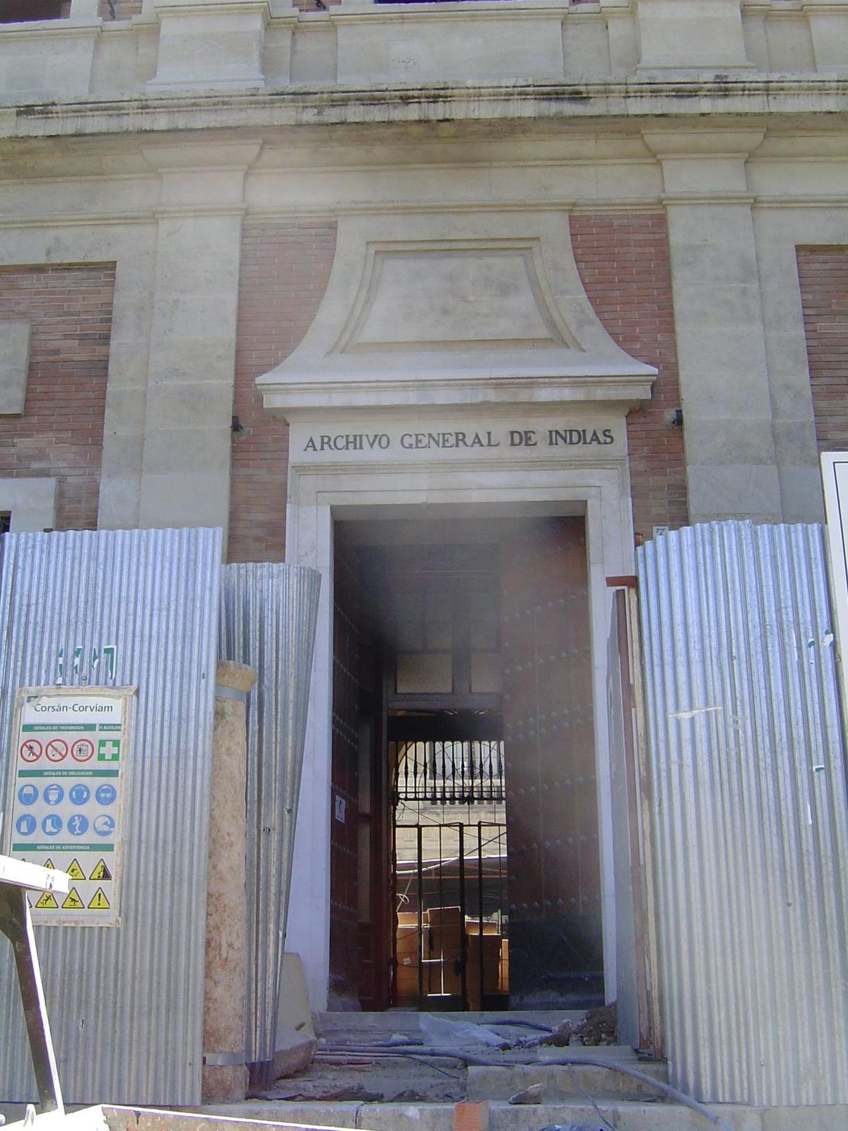 The archives building was originally a stock exchange, built about 1600 and modelled after the Escorial in Madrid. The archives were moved h