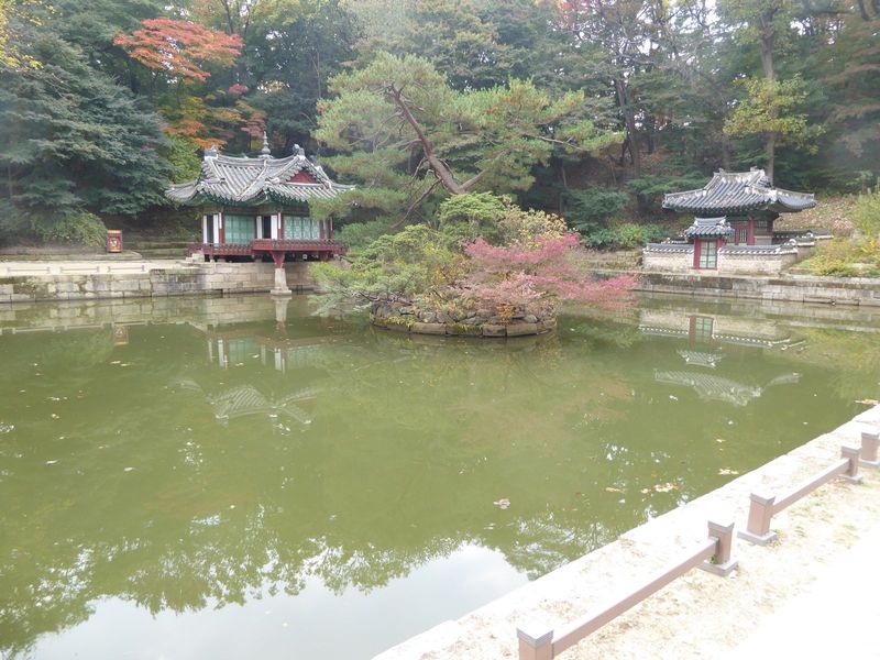 Behind the palace lies the so-called Secret Garden with the Puyong-ji Pond. The square shape and round island may seem no more than a design