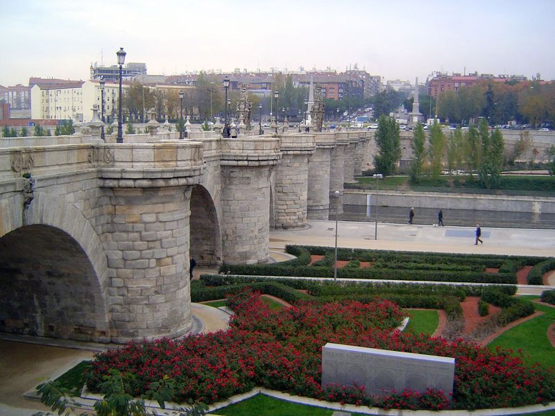 The bridge was designed by Pedro de Ribera and completed in 1732. A recent historian and architect, Fernando Chueca Goitia, calls it "a real