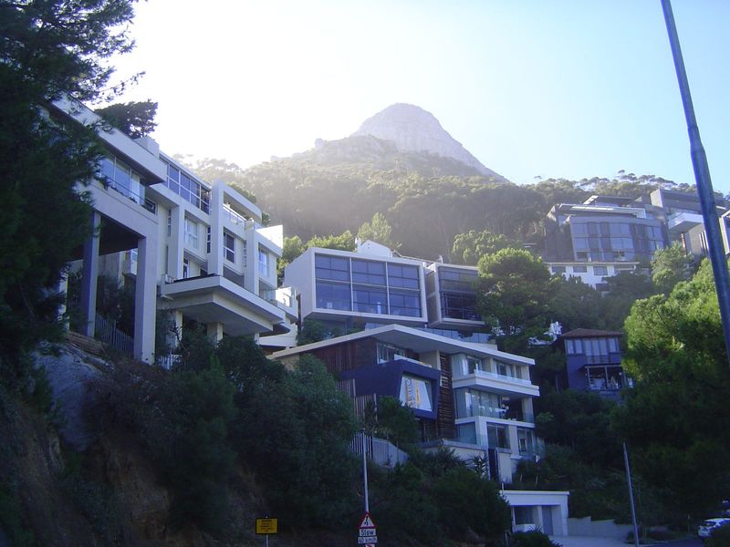 The city is only a few minutes' away now via Kloof Road, and it has grand views of mountains and sea. Think you're in Southern California?