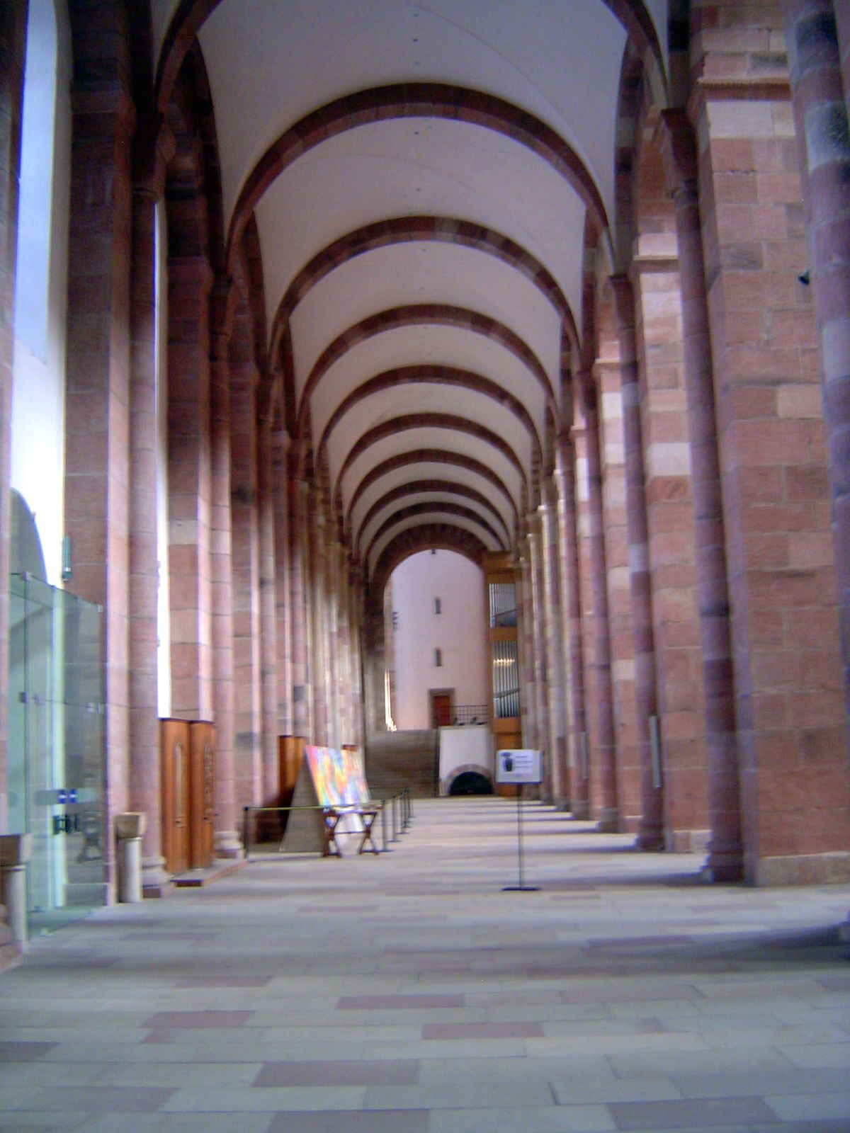 Notice anything? Right: there are a dozen vaults in the aisles. No double-bay vaulting, in other words.
