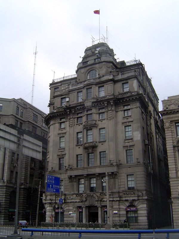This adjoining building on the Bund, from 1922, is another part of the Everbright Bank. Originally, it contained the Shanghai office of the 