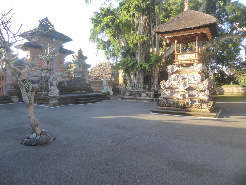 A drum pavilion bale kulkul marks the place of assembly at a temple on Jalan Suweta, north of Ubud.