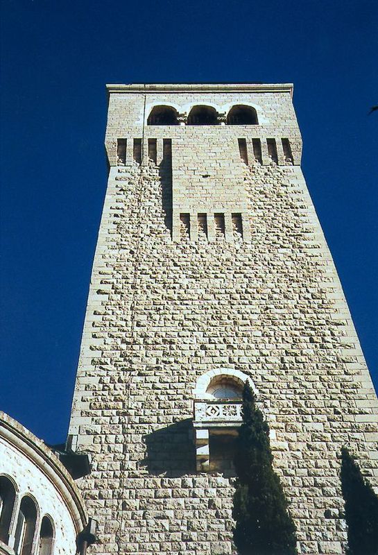 The biggest structure atop the Mount of Olives is the Augusta Victoria Hospital, finished in 1907. It commemorated the visit to Jerusalem of
