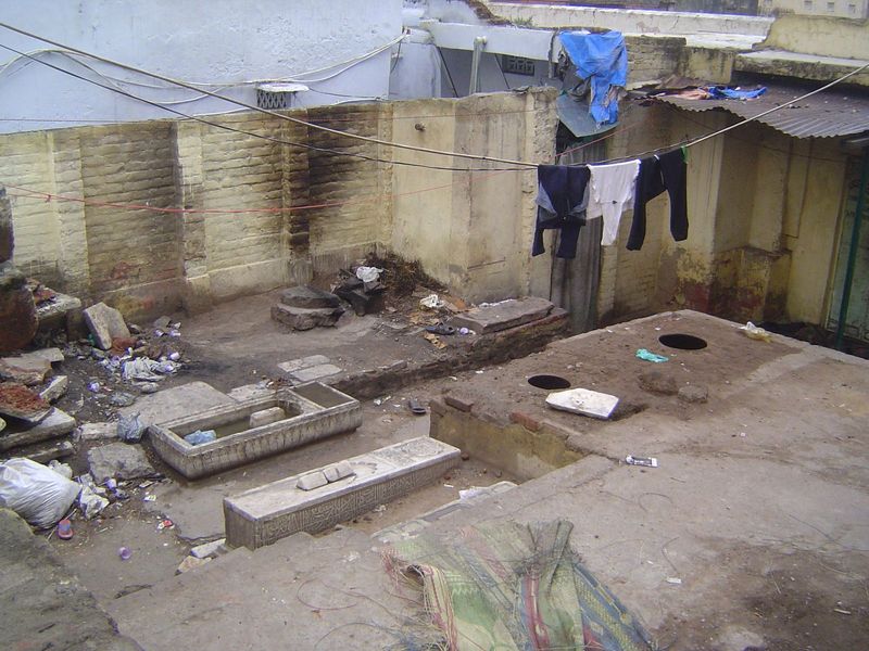 There are lots of simpler tombs in the neighborhood.