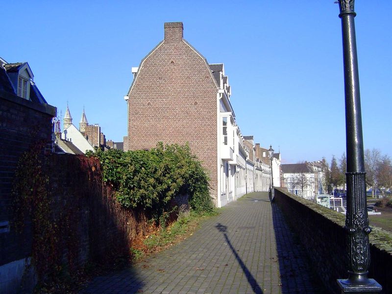 The same wall, seen from topside. Note the bulky attic.
