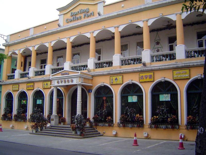 Bank becomes a hangout: this was another building of the Banque de l'Indo-Chine.