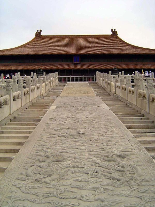 The massive blocks of the spirit or slab staircases—which are on both the front and back sides of the terrace—weigh as much as 250 tons. The