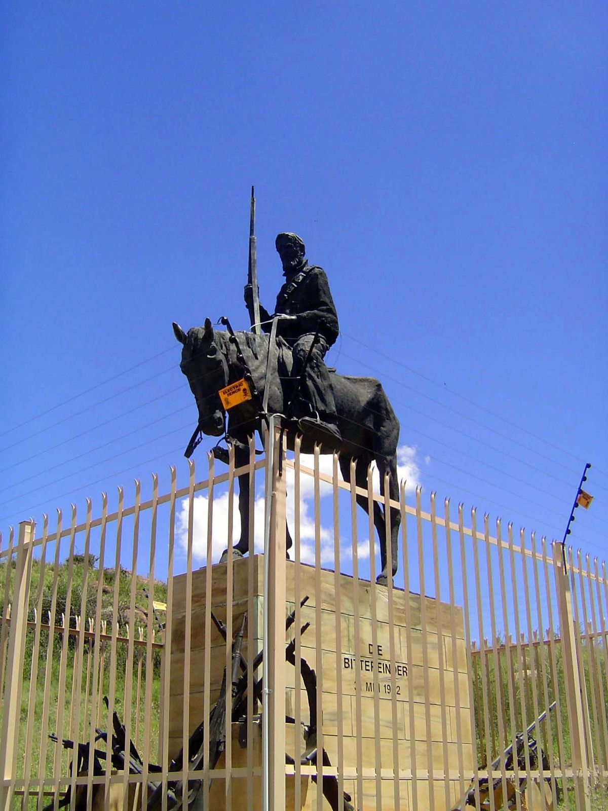 Die Bittereinder, the "bitter ender." The fencing is more telling than the statue.