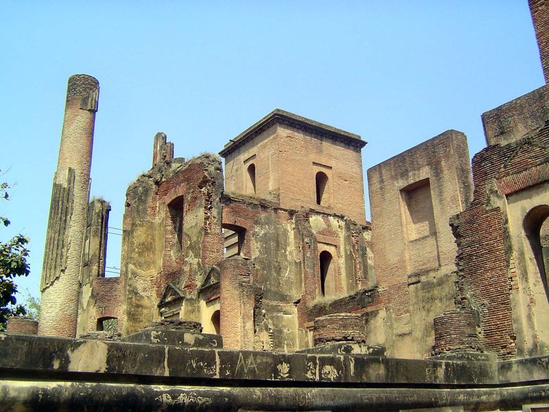 The opposite side, facing the town, had a portico with eight columns. The floors were teak covered with tile, then covered with rubble and p
