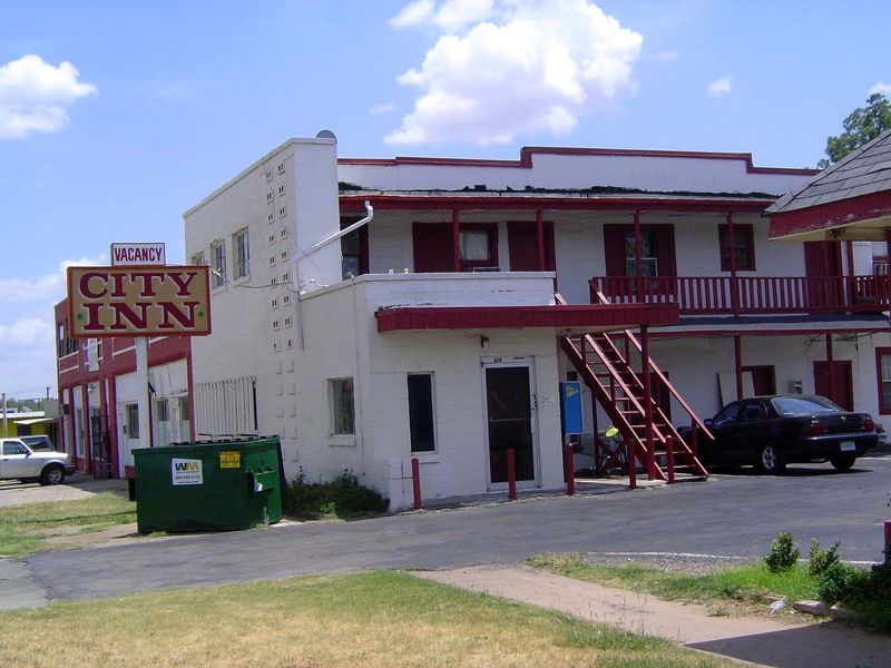 You could stay overnight at this corner: there were three motels right on it, although only this one survives. It was built in 1939.