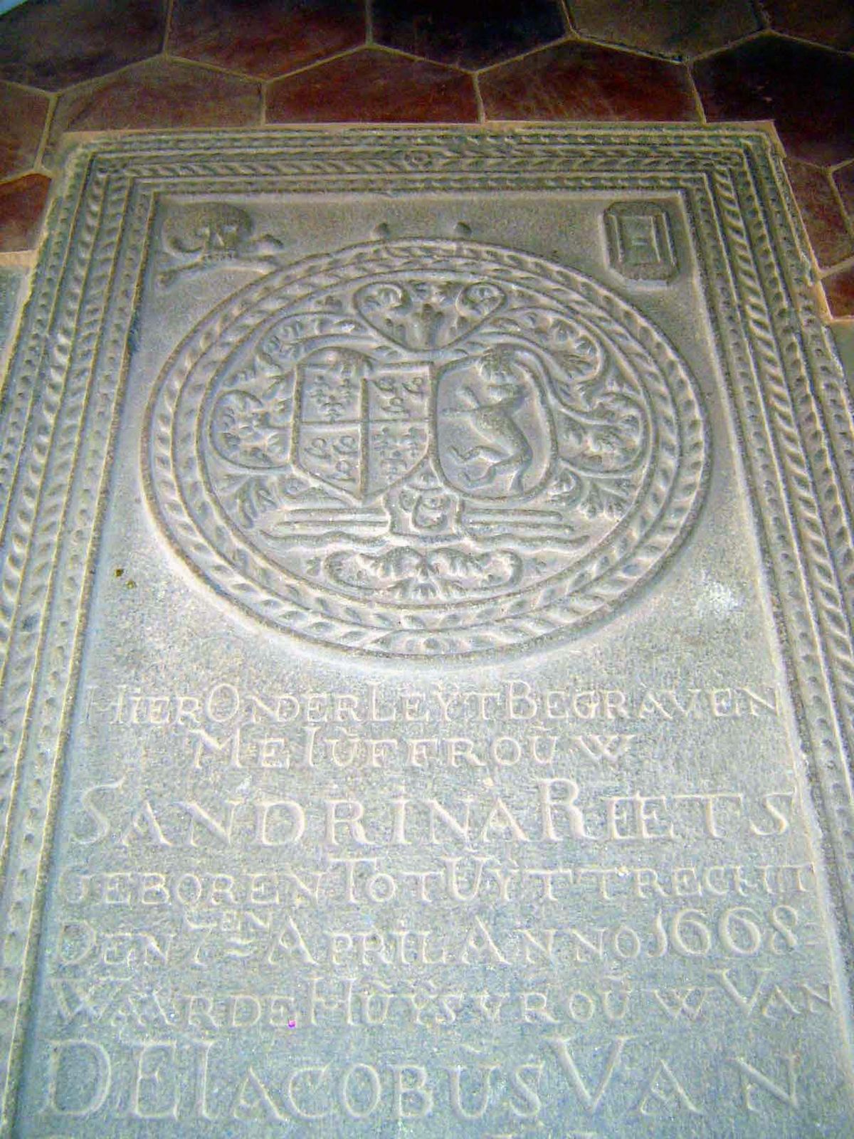 Hereunder lies buried Sandrina Reets, born in Utrecht, 7th April, 1668, the good wife of Jacobus van Outshoorn van Sonnevelt, Onderkoopman a