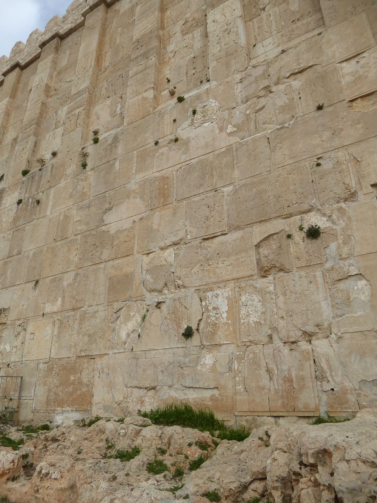 The edges of the blocks are trimmed to emphasize their size. The pilasters emphasize the wall's heights.