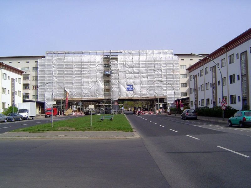 In the other direction, there's a bridge of apartments spanning the street, Aroser Alle. The architect was Otto Salvisberg. The form is remi