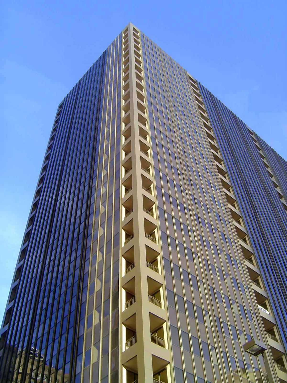 Until 1996, the Main Tower, built in 1972, housed federal offices, especially Health, Education and Welfare. In 2005, DTZ Rockwood of New Yo