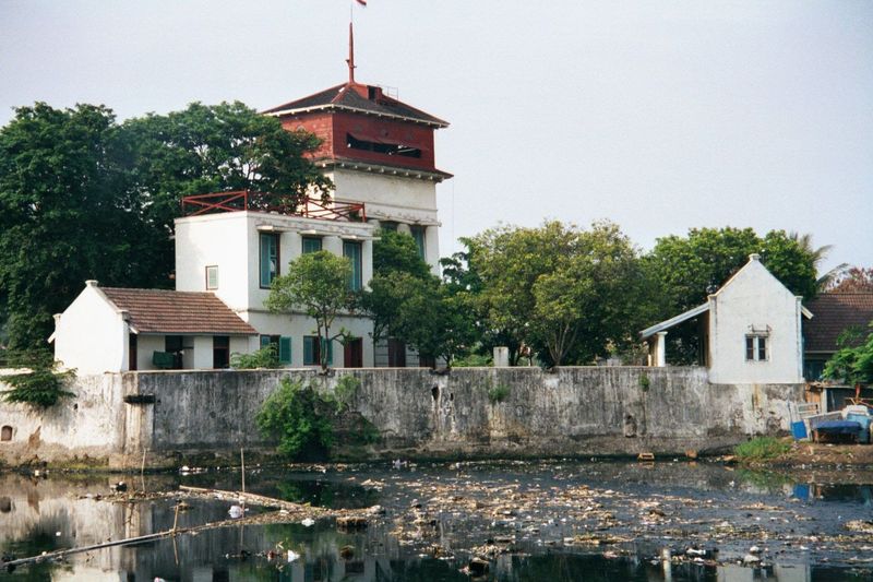 The Uitkijk or Lookout Tower was built only in 1839, after the VOC had collapsed. Still, the wall is part of the VOC's original city wall, t