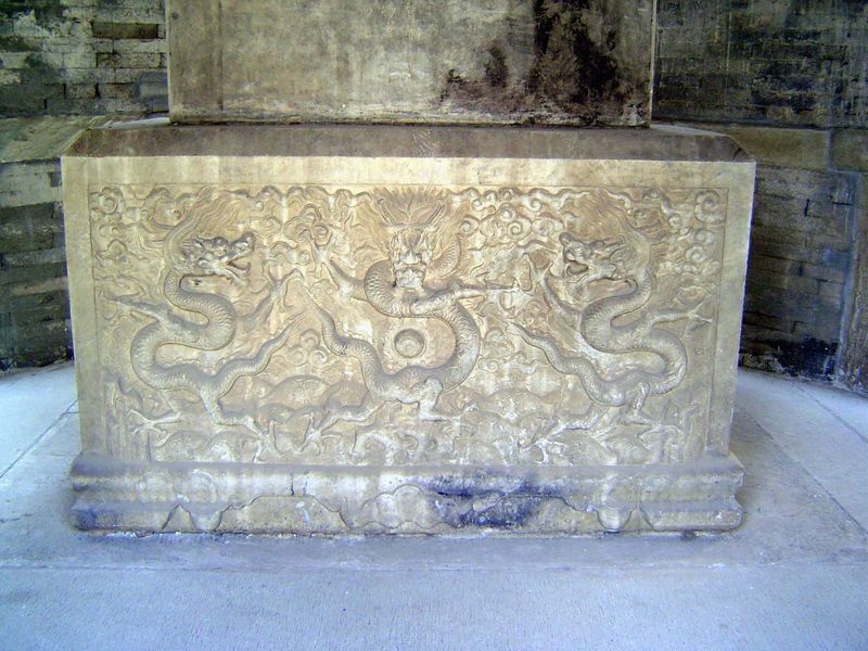 Inside, the stele rests on a base ornamented with dragons.