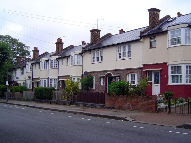Several floorplans existed, ranging from four to six rooms, with the larger units spread over two floors. Some of the houses even had baths.