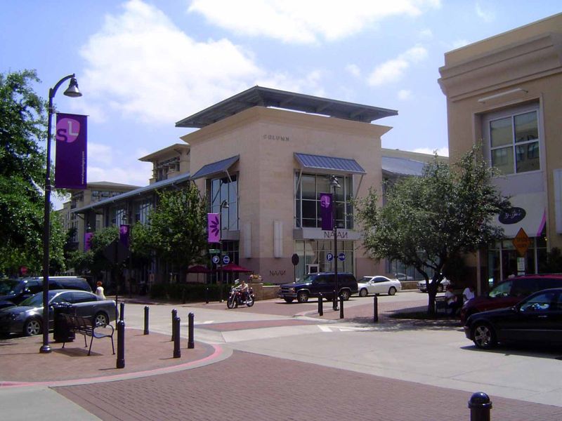 What used to be the crossing in a mall now looks like an old-fashioned streetcorner.