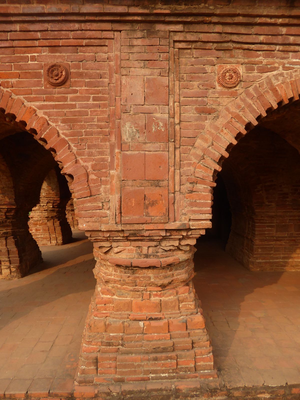 The brick looks awfully good after 400 years. Too good, in fact. O'Malley in 1908 described the rasa mancha this way: "Unfortunately, the bu