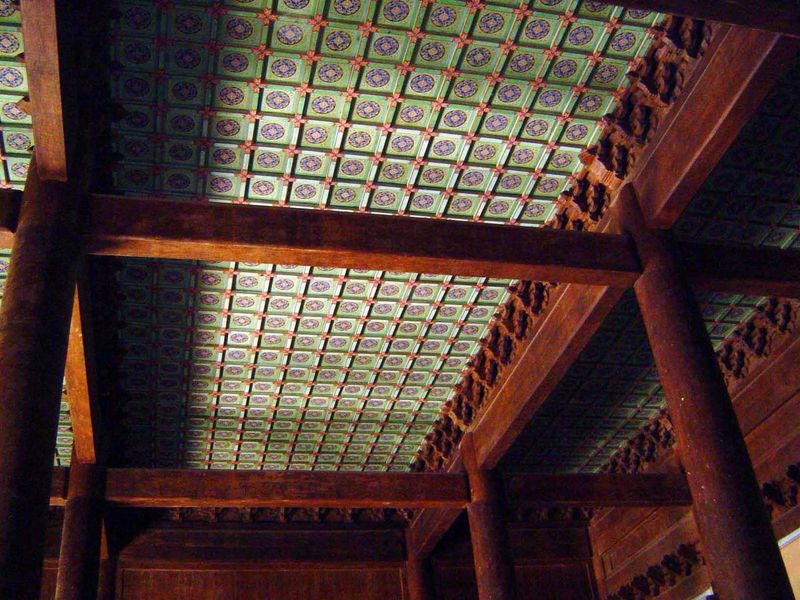 Inside, the heavy roof rests on Phoebe nanmu logs, apparently original and now over 500 years old. Originally, the columns were probably pai