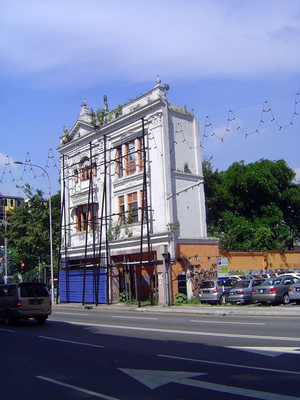 A facade is saved and awaits integration into a new building.