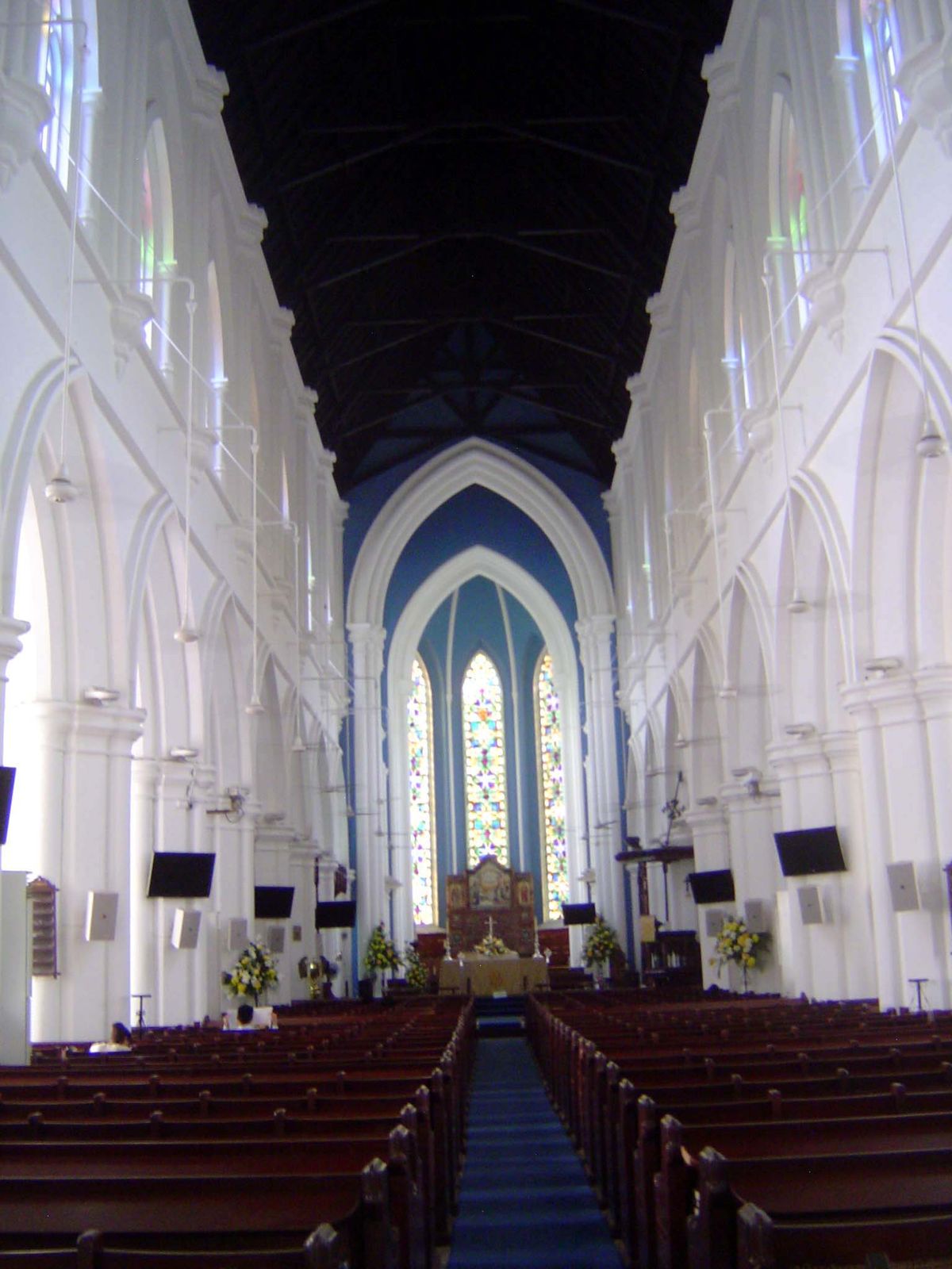 The nave is equipped with flat-panel screens.