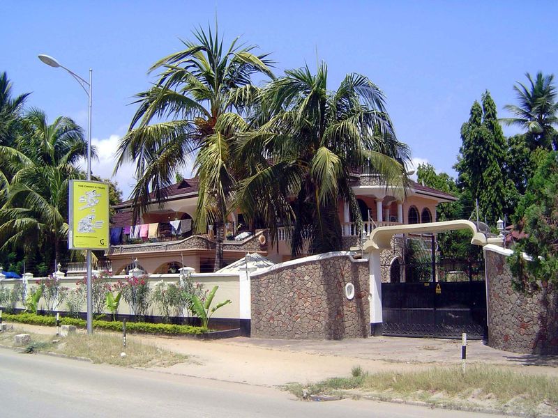Some single-family homes survive in Upanga. Here's one, a bit of a puzzle. Clothes hung out to dry in a mansion? Note the electric fencing a