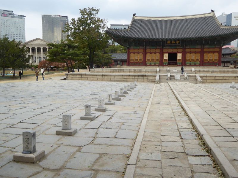 A mile to the south, Deoksugung Palace was built for a brother of a king but became the royal residence for a short time after 1600. With th