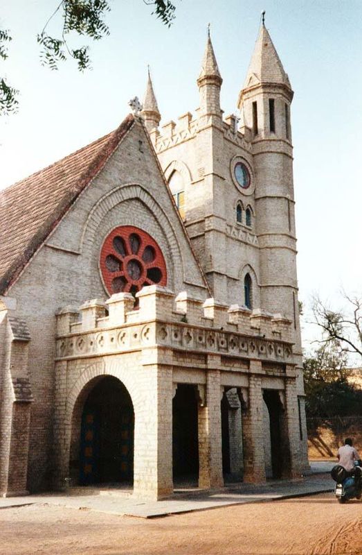 The massive Coles Centennial church in Kurnool, between Hyderabad and Bangalore. The striking thing is that it was built to serve Indians, n