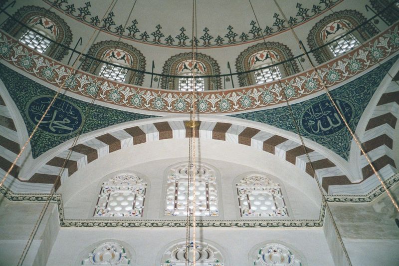 It was built between 1550 and 1557, a thousand years after Aya Sofya. The dome here is supported by pendentives on columns forming an octago