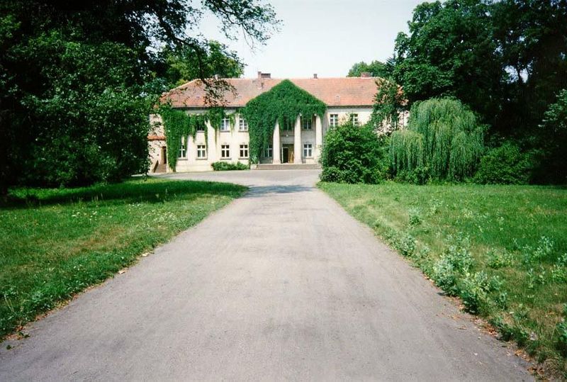 It's Kopuszewo, south of Poznan and northeast of Leszno. In 1995 it was an operating state farm, with offices in the mansion.